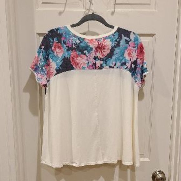 NWOT Sew in Love Flowy Top with Flowers Size Small - Picture 2 of 3
